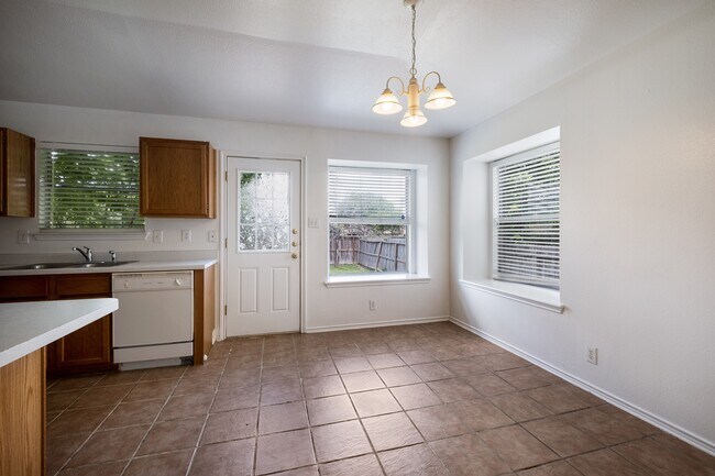 Foto del edificio - 5016 Crestwood Hill Dr