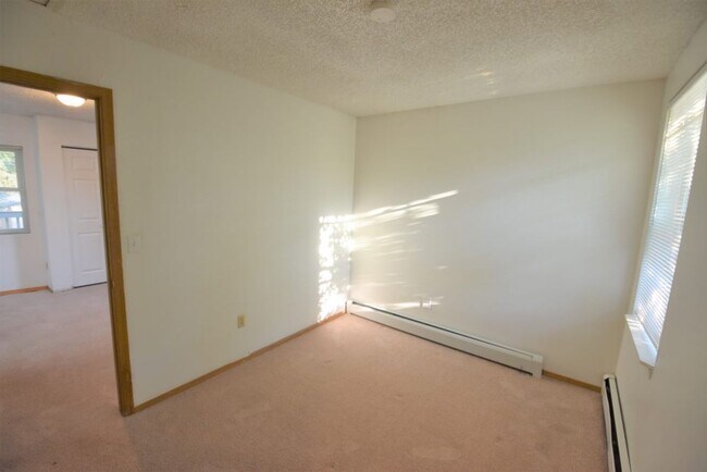 Foto del edificio - 1 bd apt in 7 unit complex on The Hill.