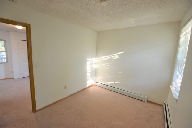 Building Photo - 1 bd apt in 7 unit complex on The Hill.