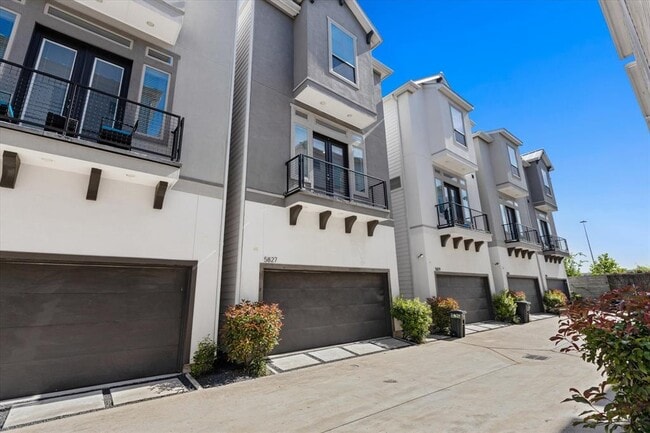 Building Photo - 5827 E Post Oak Ln