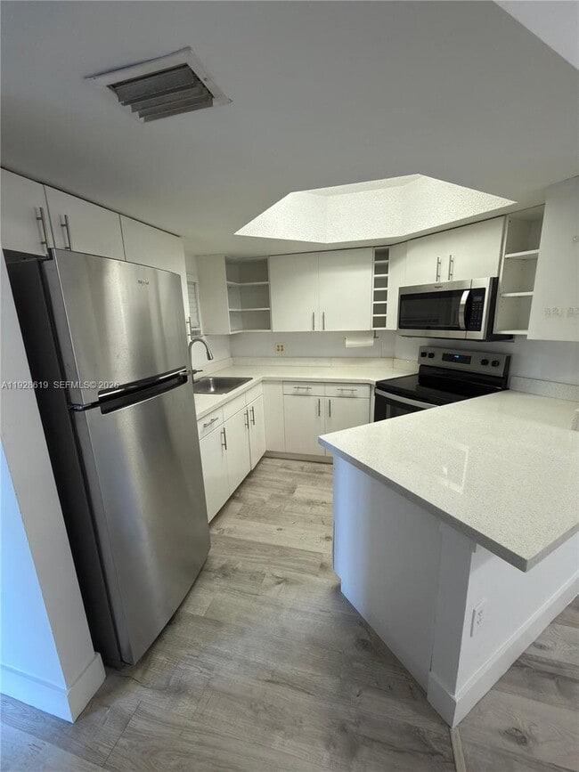 Foto del edificio - 8353 Lake Dr