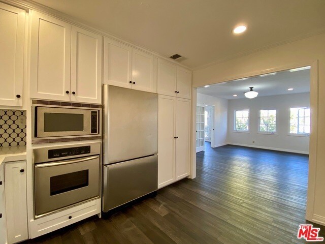 Primary Photo - 619 S La Brea Ave