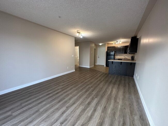 Building Photo - River Gate