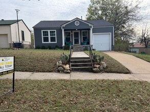 Building Photo - 5113 Lovell Ave