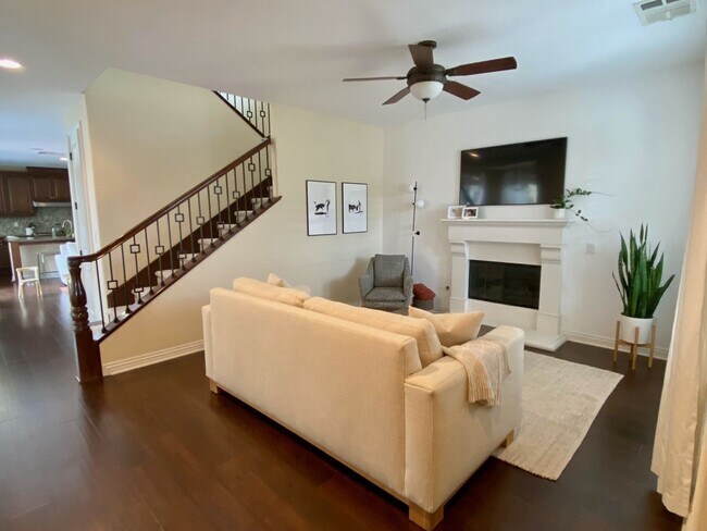 Foto del edificio - $6,100 - 4 Bed/3 Bath House located in the...