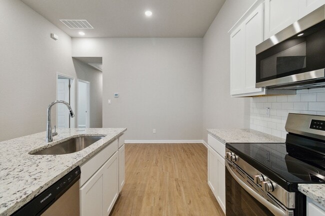 Building Photo - Never-Lived-In 3/2 Unit Featuring Open Living & Spacious Private Yard