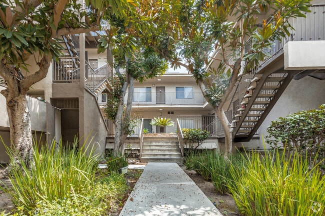 Courtyard - Rose Terrace Apartment Homes