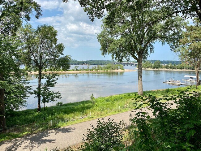 Foto del edificio - Nice 3 Bedroom house on the river front in Hudson