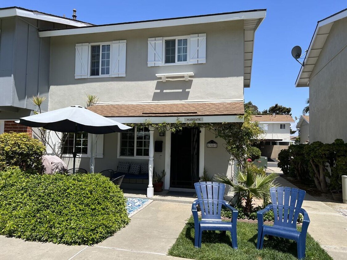Foto principal - Bright & Airy 2-Bedroom End Unit Townhome