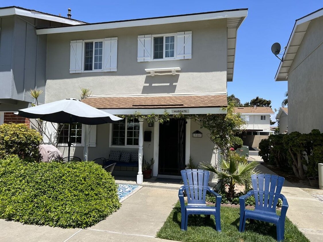 Primary Photo - Bright & Airy 2-Bedroom End Unit Townhome