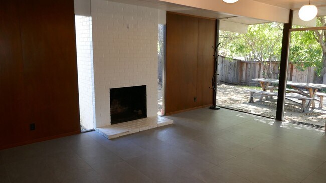 Foto del edificio - BEAUTIFUL UPDATED FOUR BED / TWO BATH PLUS OFFICE EICHLER HOME WITH GREAT OUTDOOR SPACE
