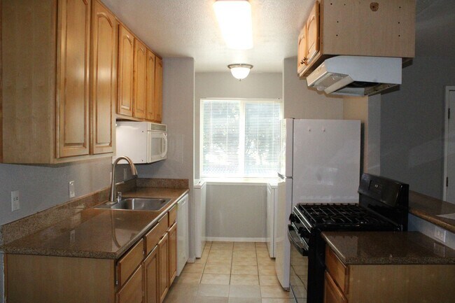 Building Photo - **PENDING** 3 Bedroom, 2 Bathroom Upstairs...