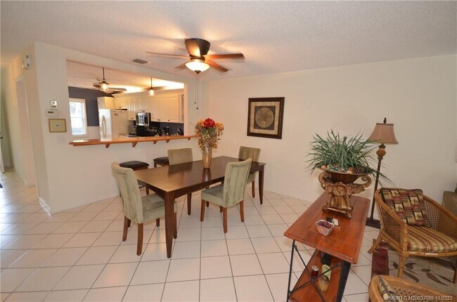 Foto del edificio - 1600 SE St Lucie Blvd