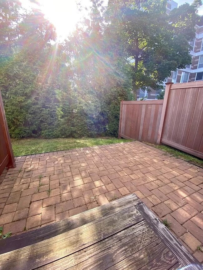 Building Photo - Townhouse Style Duplex 2 bedroom 2.5  bath -$3400- White Plains