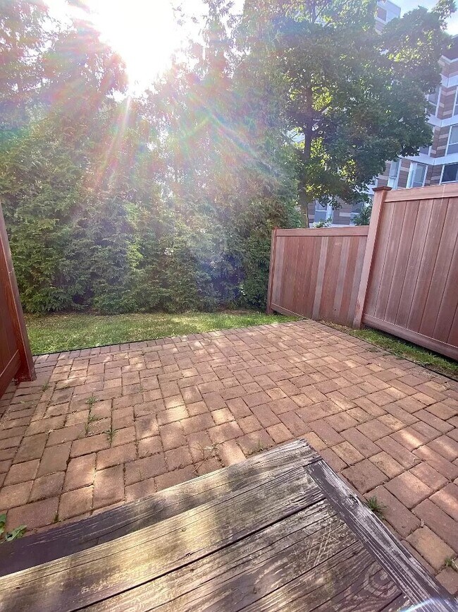 Foto del edificio - Townhouse Style Duplex 2 bedroom 2.5 baths...