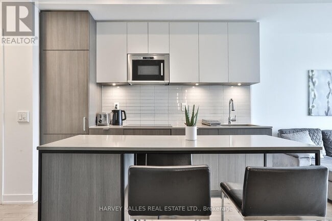 Building Photo - 215 Lakeshore Rd W