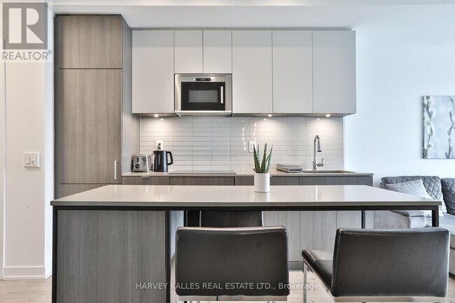 Photo du bâtiment - 215 Lakeshore Rd W