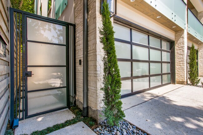 Foto del edificio - 4218 Bowser Ave
