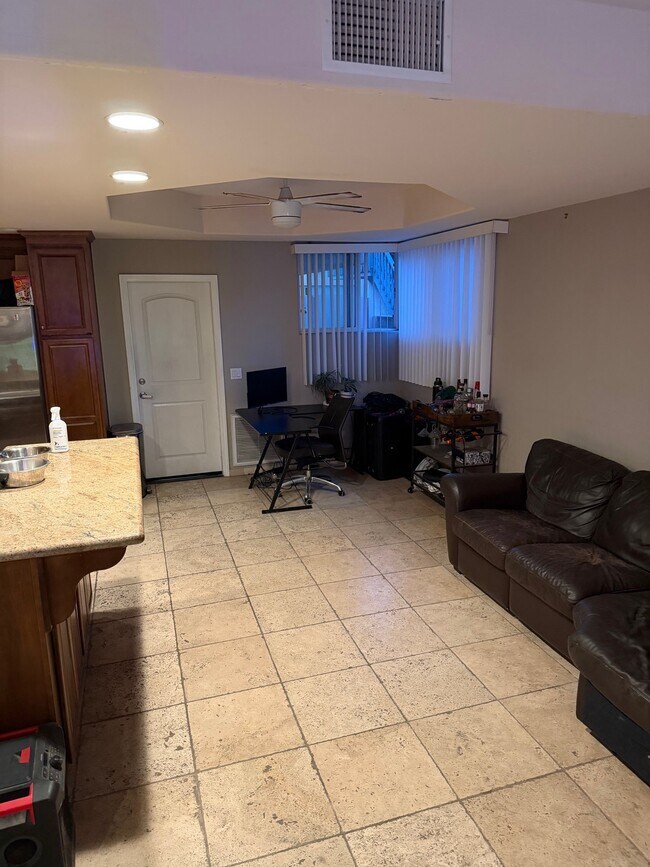 Mesa de ordenador en la cocina con asientos adicionales - 3958 Lamont St