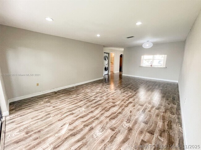 Foto del edificio - 228 Lakeside Cir