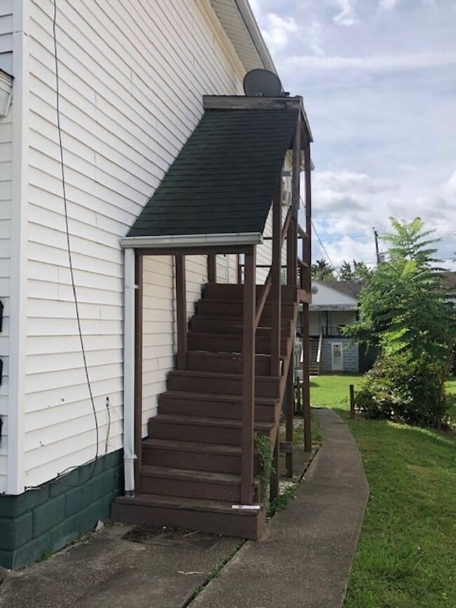 Building Photo - 2483 3rd Ave