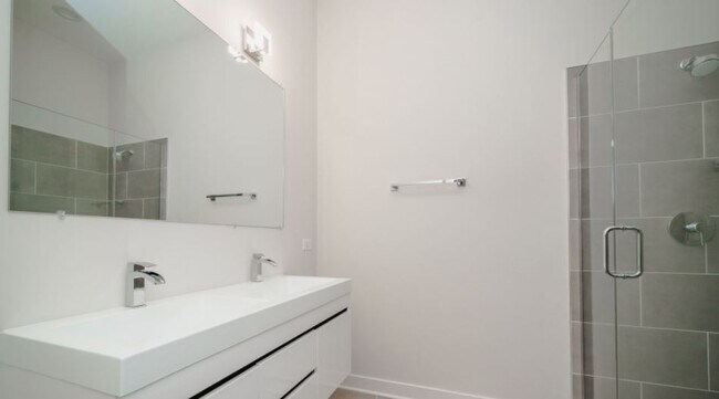 Foto del edificio - 727 N Hoyne Ave