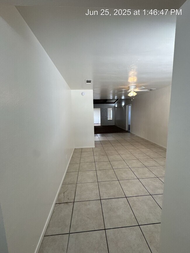 Foto del edificio - Upgrades galore to this home on Harvard St...