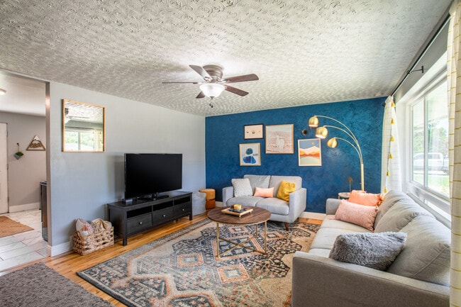 Building Photo - 1020 E Diamond Way