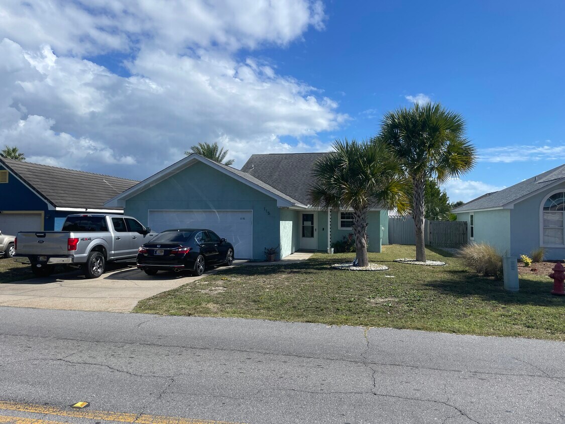Front yard - 115 Nautilus St