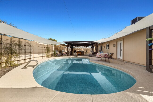 Building Photo - 2032 E La Jolla Dr