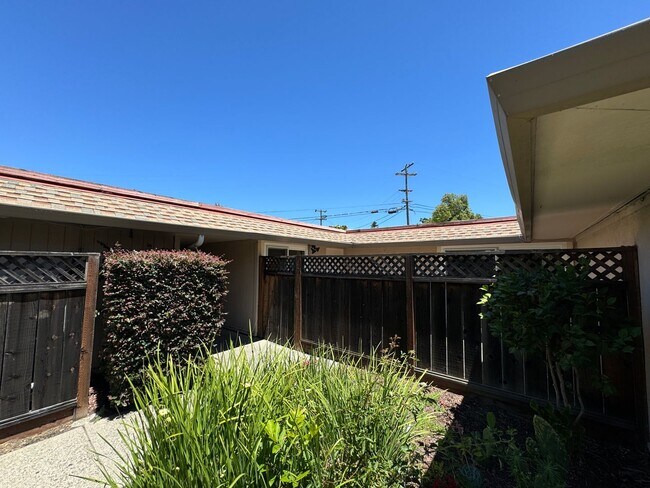 Foto del edificio - Nice Single Level End Unit with No Neighbo...