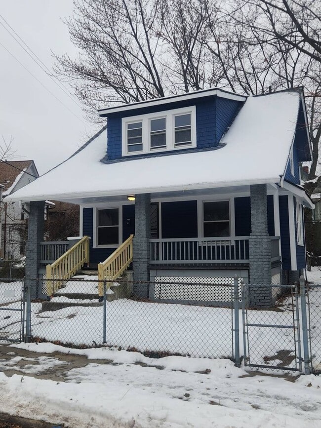 Building Photo - Charming 3-Bedroom Property in Prime Location