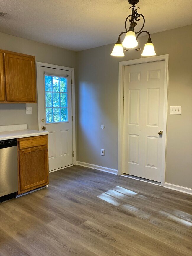 Foto del edificio - 711 Covington Ct