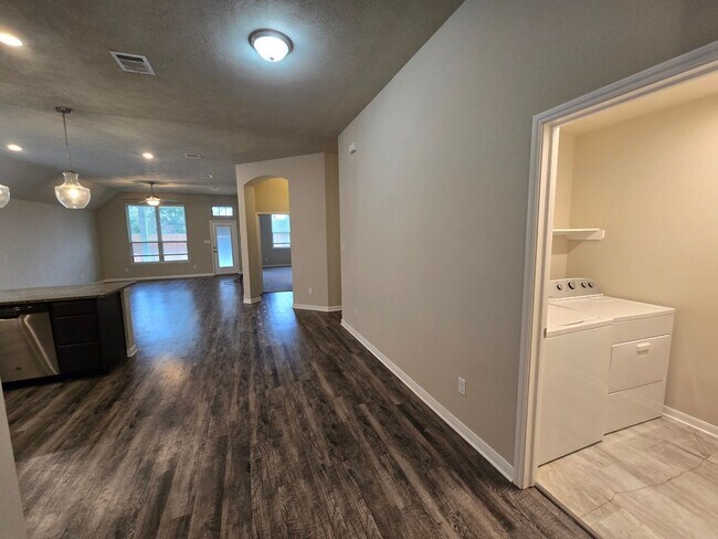 Building Photo - College Station - Spacious 4 bed/ 3 bath h...