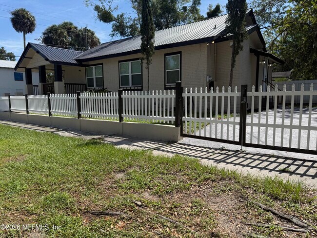 Foto del edificio - 823 Madison St