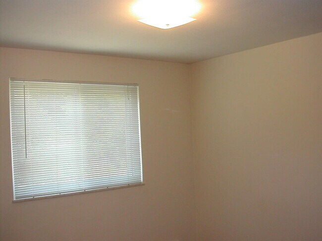 Building Photo - 253 Brookridge Ct