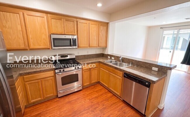 Building Photo - 3 Bed/3 Bath Townhome with Garage / Vouchers Accepted / Available Now!
