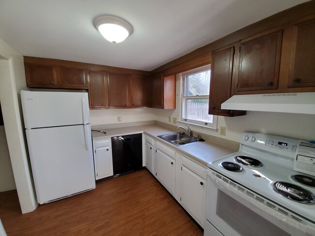 Building Photo - 159 Village Green Dr