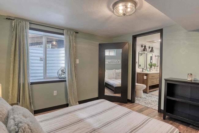 Building Photo - 6207 N Elm St