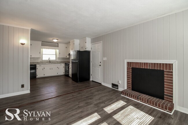 Foto del edificio - Come view this cute 2BR 1BA brick home