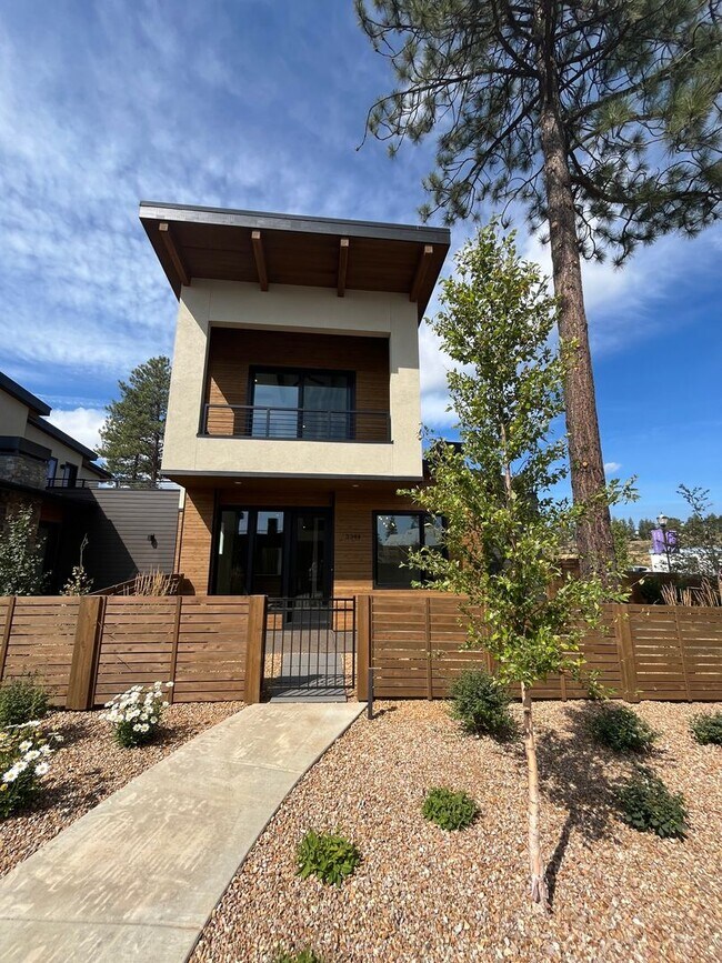 Foto del edificio - Like-New Townhome in the Gorgeous Terrane ...