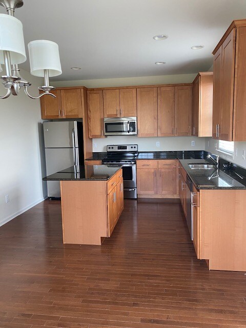 Foto del edificio - A gorgeous 3 bedroom, 2 full and 2 half ba...
