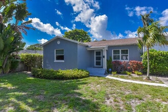 Building Photo - 340 Russlyn Dr