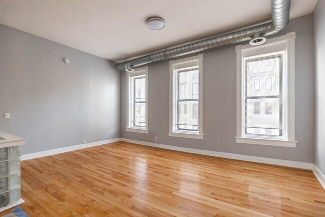 Foto del edificio - 1877 N Milwaukee Ave