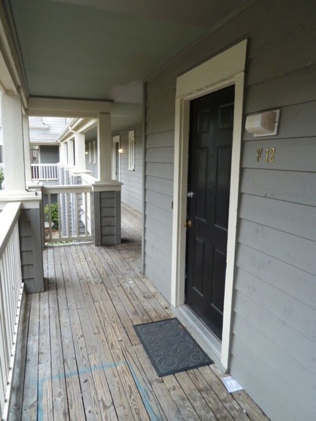 Building Photo - Top floor town-home style 2br 2ba @ Mill C...