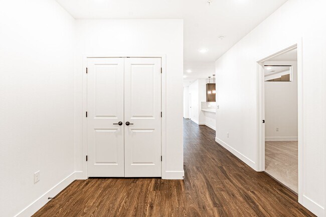 Foto del edificio - Modern Elegance with Downtown Views: 2-Bed...