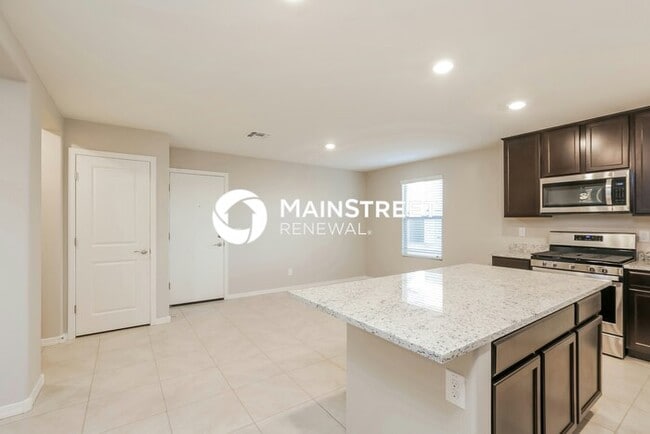 Building Photo - 4 Bedroom Pet-Friendly Home in Phoenix, AZ with Main Street Renewal