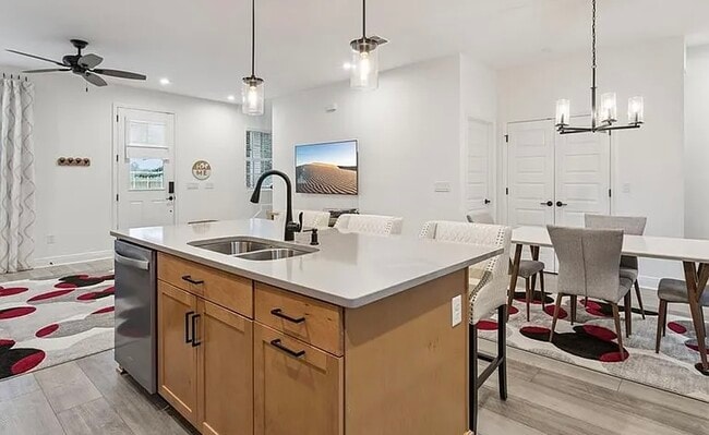 Building Photo - 2340 Woodside Way