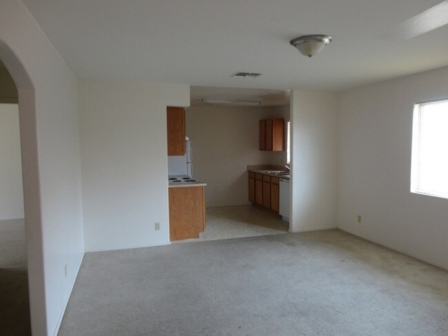 Building Photo - Beautiful 2 bed 2 bath!!! Great AJ location!