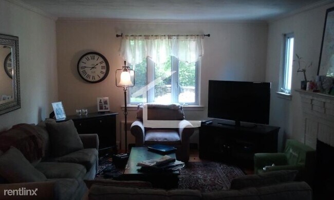 Foto del edificio - 3 br, 2 bath House - 64 Gardner Rd